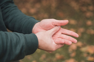 Een triggerfinger kan verschillende symptomen veroorzaken die de normale beweging van de vinger beïnvloeden. 