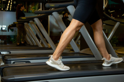 Voor mensen met etalagebenen (claudicatio intermittens) kan looptherapie onder begeleiding van een fysiotherapeut een effectieve oefening zijn om de symptomen te verminderen en de loopafstand te vergroten.